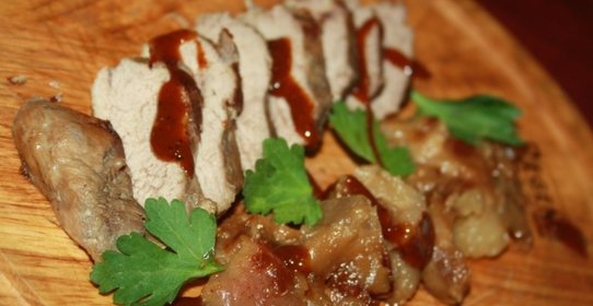 Утиная грудка с яблоками в мультиварке