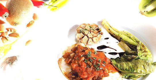 Тиляпия с тушеным салатом романо