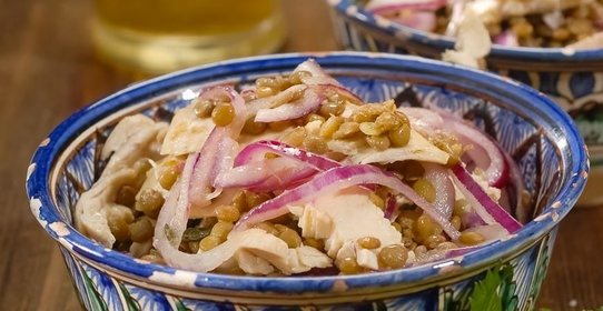 Теплый салат с чечевицей