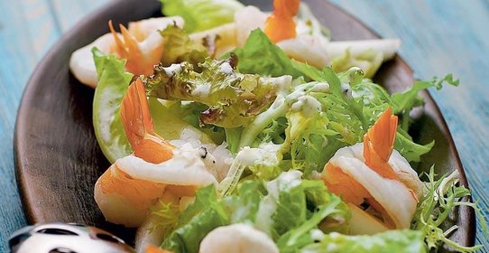 Салат из креветок с дыней и авокадо