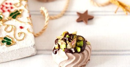 Шоколадные меренги под апельсиновым шоколадом и фисташковой крошкой