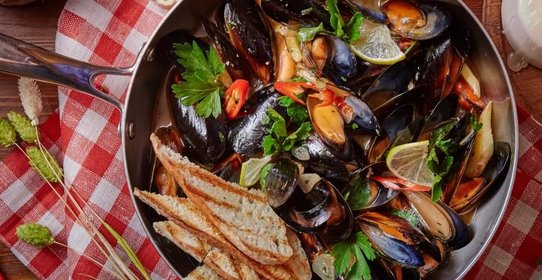 Сковорода мидий в остро-томатном соусе с каперсами