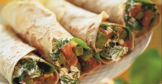 Рулетики с копченым лососем, авокадо и перцем