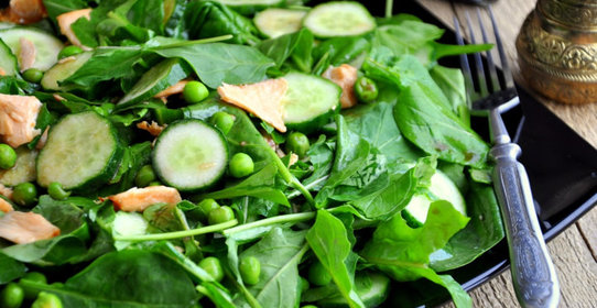 Зеленый салат с огурцами и горошком