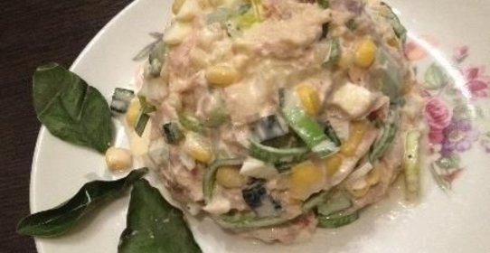 Салат с тунцом и яблоком