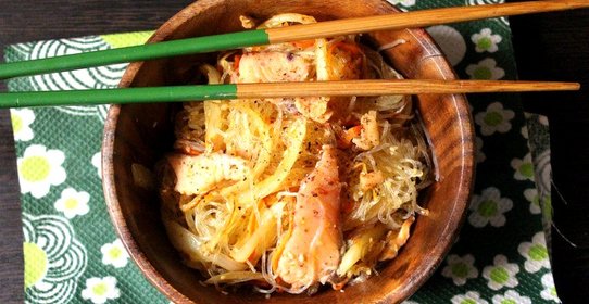 Теплый салат с фунчозой и рыбой