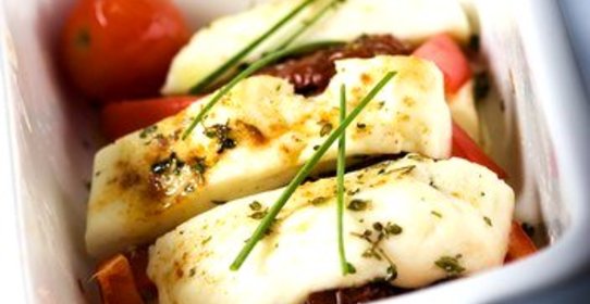 Козий сыр, запеченым с помидорами и кедровыми орешками