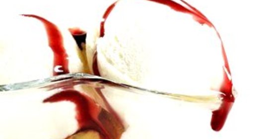 Санди с манго и малиновым соусом