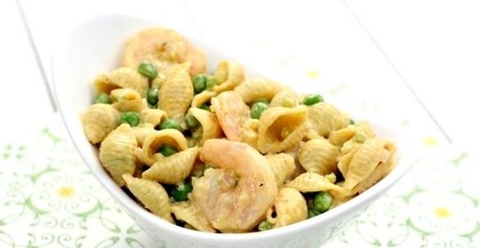 Салат с креветками и макаронами