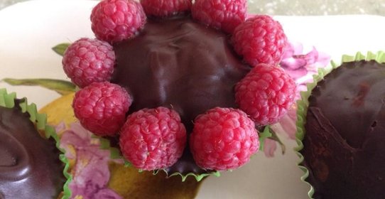 Маффины с шоколадной крошкой, украшенные малиной