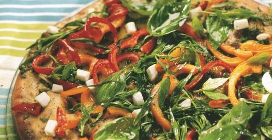 Салат из домашней пасты с цветами