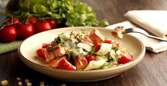 Овощной салат с рыбой