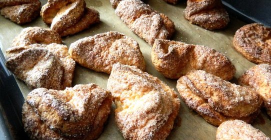 Печенье из творожного теста с медом и корицей