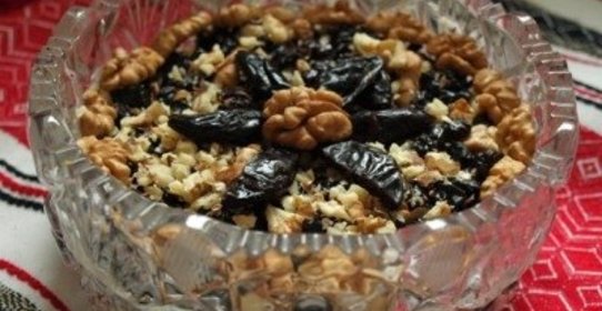 Cалат с говядиной и черносливом