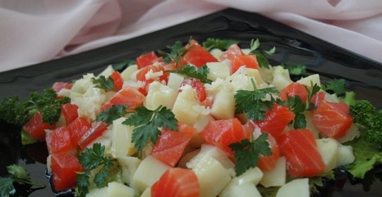 Картофельный салат с сёмгой