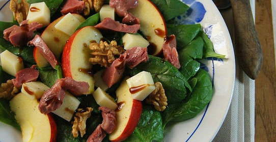 Осенний салат со шпинатом и куриными желудочками