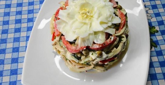 Салат с кальмарами и горошком