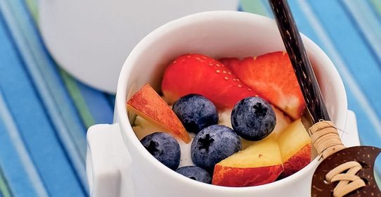 Нектариновый шербет с салатом из лесных ягод