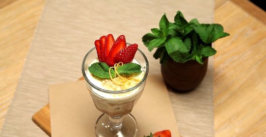 Десерт из сметаны с клубникой и медом