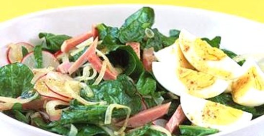 Салат из шпината с ветчиной и яйцами