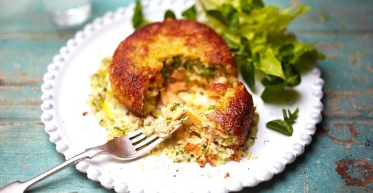 Хрустящие рыбные кексы с кремовым соусом из белого вина