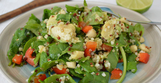 Салат с киноа, шпинатом, авокадо и миндалем