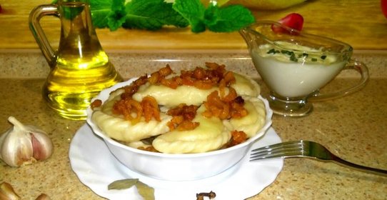 Домашние вареники со сметанно-чесночным соусом и шкварками