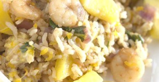 Тайский жареный рис с креветками и ананасами