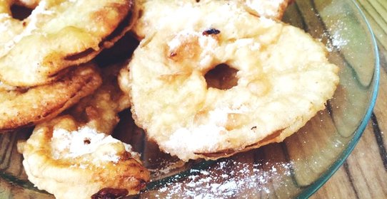 Яблочные кружочки, обжаренные в кляре с сахарной пудрой