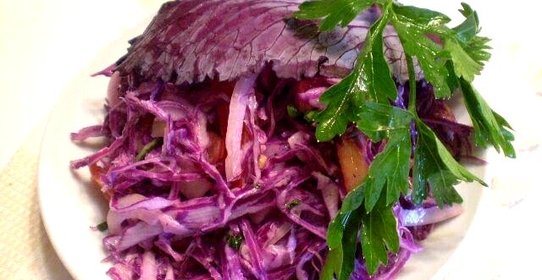 Салат из краснокочанной капусты с помидором