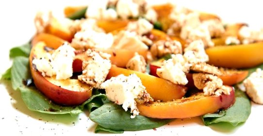 Салат из щавеля и персиков