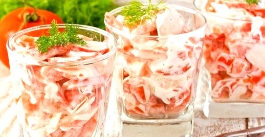 Крабовый салат с помидорами