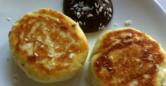 Печеные ванильные сырники с шоколадным соусом