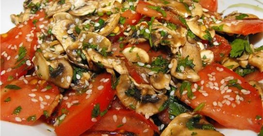 Теплый салат с помидорами, грибами и кунжутом