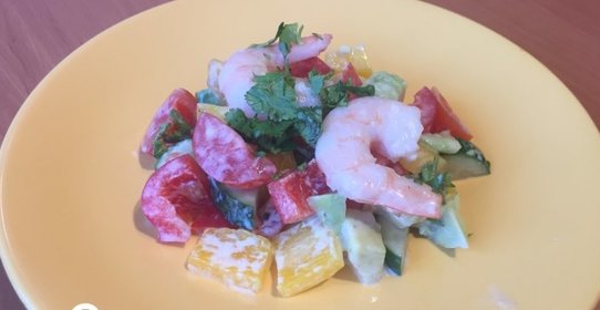 Полезный салат с креветками и авокадо