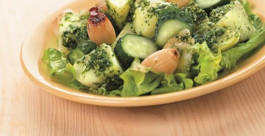 Салат с печеным чесноком