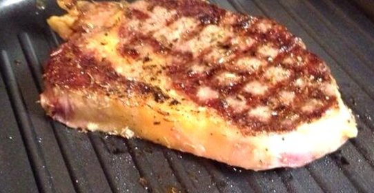 Рибай-стейк с картофельным пюре и сливочно-грибным соусом из сморчков