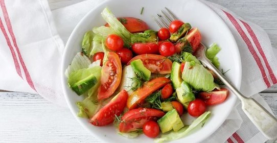 Салат из помидоров и авокадо с лаймом