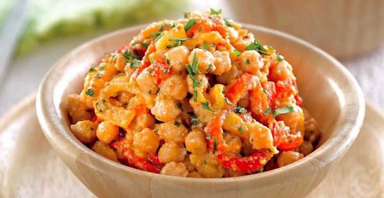 Каталонский перечный салат с нутом и пикадой