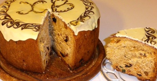 Пасхальный кулич с изюмом и цукатами