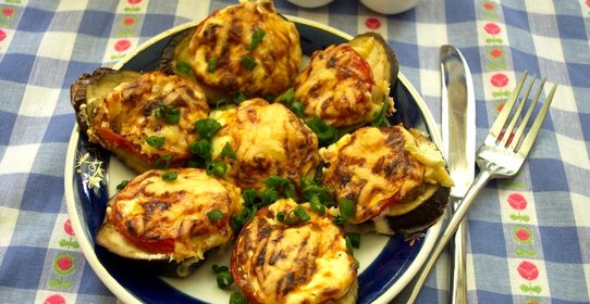 Баклажаны, запеченные с помидорами и сыром