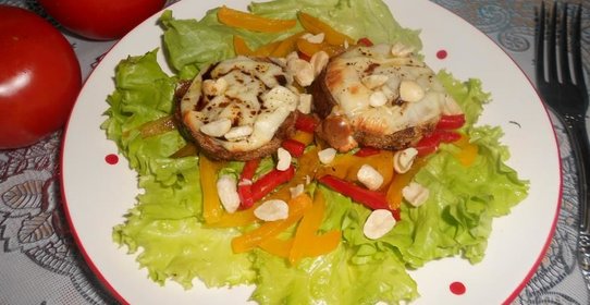 Салат с румяными гренками