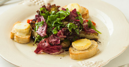 Салат с печеными баклажанами и козьим сыром