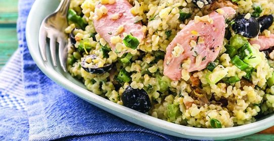 Салат из копченой рыбы с кальмарами и булгуром