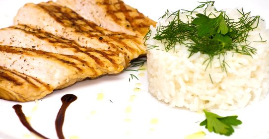 Отбивная из индейки на гриле с рисом и травами