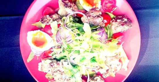 Теплый салат с куриной печенью и рукколой