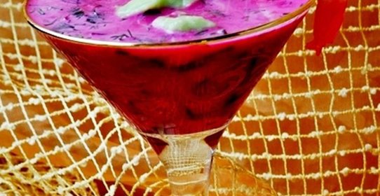 Холодный свекольник с креветками и заправкой из авокадо и груши