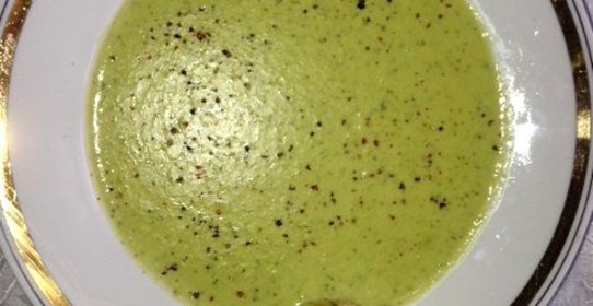 Теплый мятный крем-суп из кукурузы и горошка