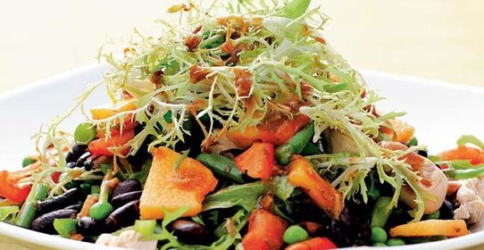 Салат из индейки и черной фасоли с заправкой из кинзы