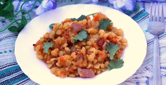 Горошница с сырокопченой грудинкой